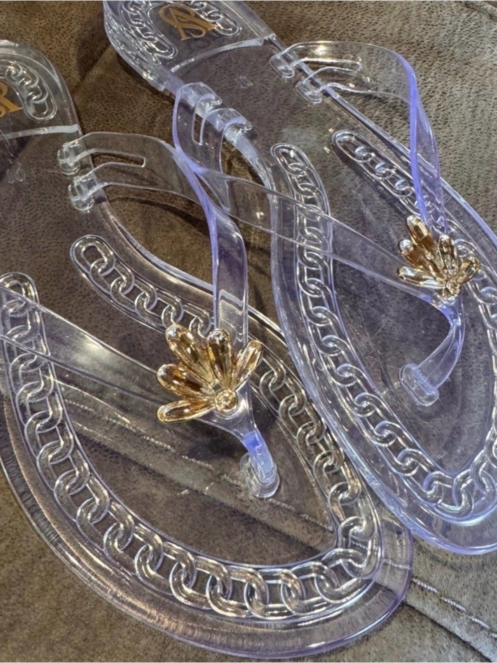 Victoria’s Secret Clear Jelly Sandals Gold Charm Size 10 NWOT Summer Beach Luxe - Picture 3 of 4